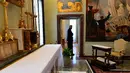 Seorang pengunjung sedang menikmati dekorasi mewah di apartemen Kepausan di Castel Gandolfo, Roma, Italia (21/10). Bagian dari apartemen yang dibuka untuk umum adalah perpustakaan pribadi Paus, ruang studi, kapel dan kamar tidurnya. (AFP/Alberto Pizzoli)