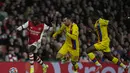 Penyerang Arsenal, Nicola pepe (kiri) membawa bola dari kejaran pemain Crystal Palace, James McArthur pada pertandingan lanjutan Liga Inggris di Stadion Emirates, London, Selasa (19/10/2021). Arsenal bermain imbang atas Crystal Palace 2-2. (AP Photo/Alastair Grant)