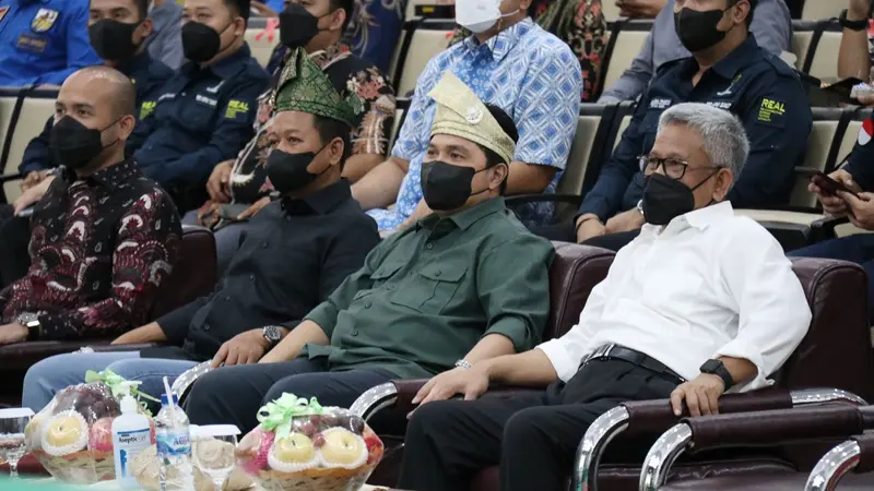 Menteri BUMN Erick Thohir dalam seminar 'Grand Design Menuju Generasi Emas 2045: Mengulas Visi Indonesia Maju Presiden Jokowi', di Gedung Auditorium USU, Medan, Minggu (9/1/2022). (Dok BUMN)