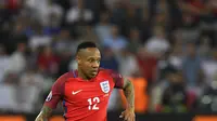 Nathaniel Clyne (kiri) membela Inggris di Euro 2016. Joe KLAMAR / AFP