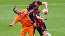 Striker Newcastle United, Andy Carroll, berebut bola dengan pemain Bournemouth pada laga lanjutan Premier League pekan ke-32 di Vitality Stadium, Kamis (2/7/2020) dini hari WIB. Newcastle menang 4-1 atas Bournemouth. (AFP/Michael Steele/pool)