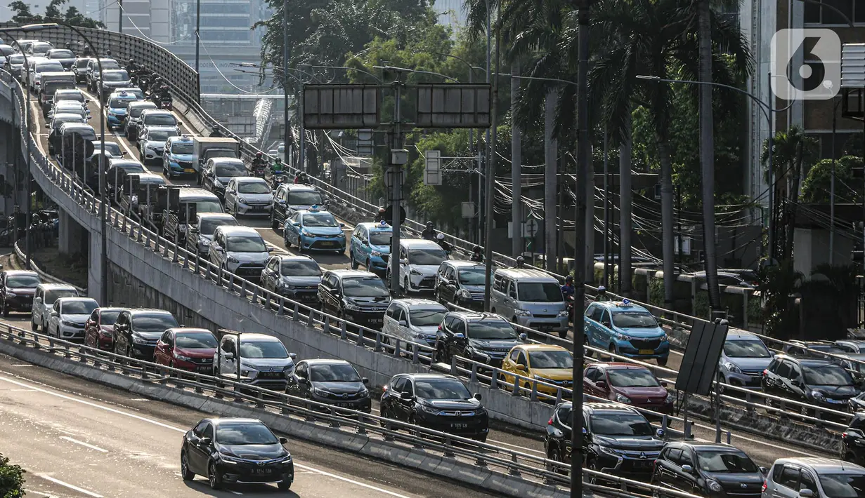 Suasana lalu lintas di Tol Dalam Kota dan Jalan Gatot Subroto, Jakarta, yang macet pada Selasa (19/5/2020). Meski masa pembatasan sosial berskala besar (PSBB) masih berlangsung, kemacetan lalu lintas masih terjadi di Ibu Kota. (Liputan6.com/Faizal Fanani)