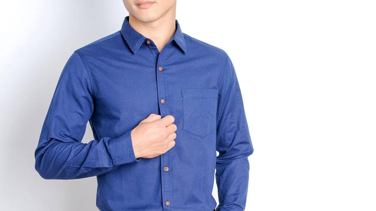 Tren Fashion Pria, Kemeja Polos Premium Bikin Hangout Makin Percaya Diri