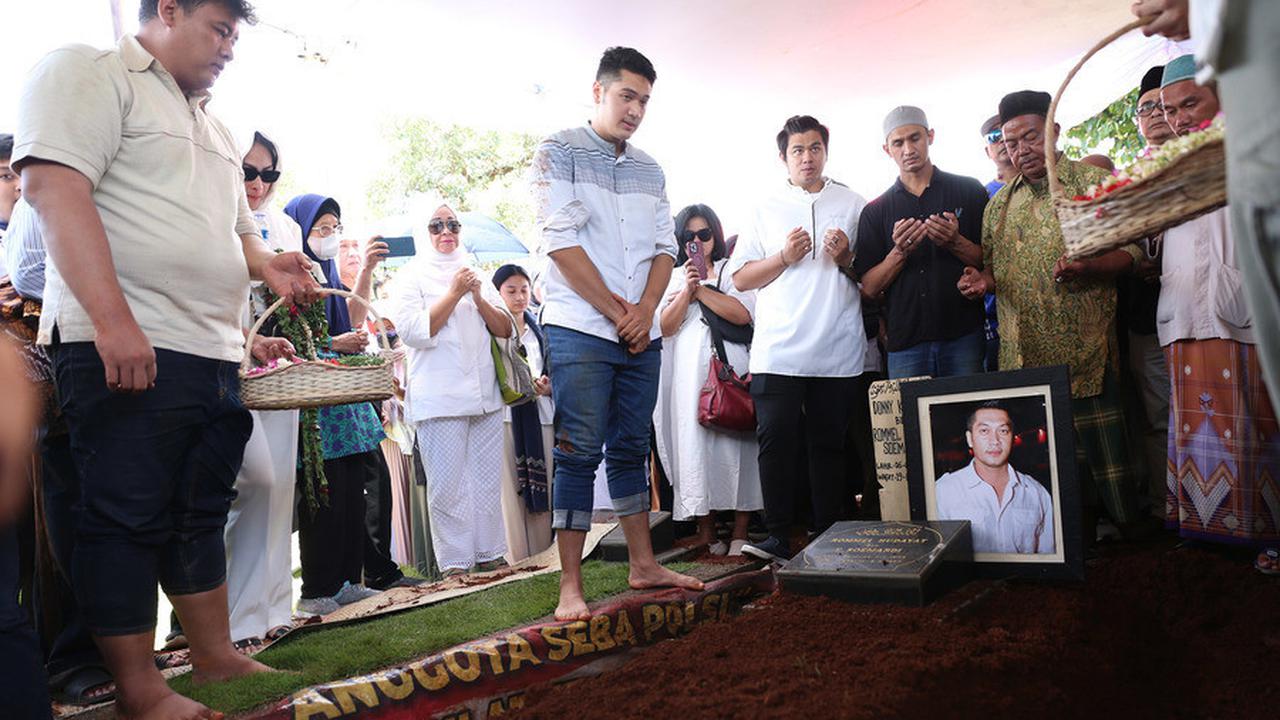 Potret Prosesi Pemakaman Donny Kesuma yang Mengharukan, Mantan Istri Menangis Tersedu