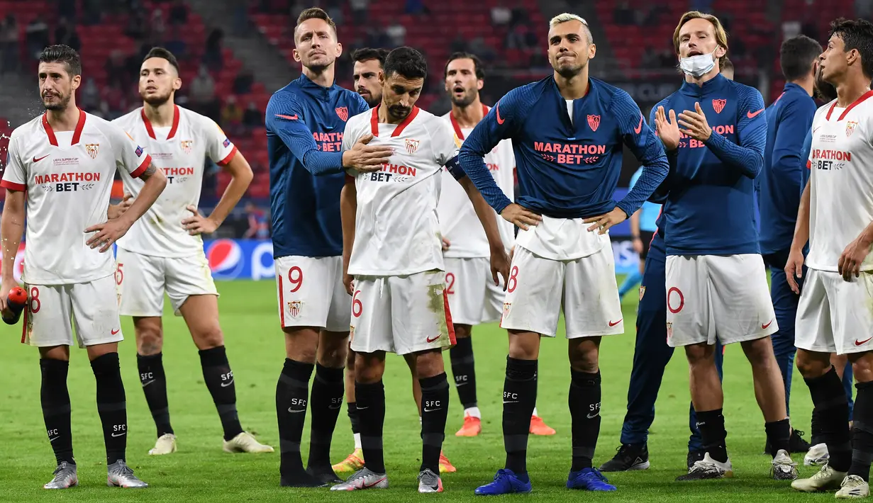 Pemain Sevilla tampak kecewa usai dikalahkan Bayern Munchen pada laga Piala Super Eropa di Puskas Arena, Budapest, Jumat (25/9/2020) dini hari WIB. Sevilla kalah 1-2 oleh Bayern Munchen. (AFP/Tibor Illyes/pool)