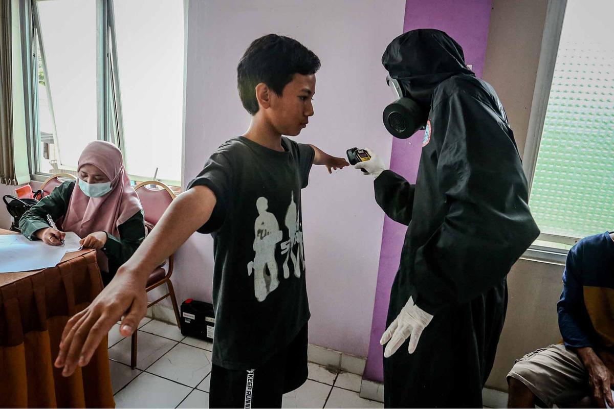 FOTO: Warga Cikande Jalani Pemeriksaan dan Relokasi Usai Temuan Paparan Radioaktif Cs-137