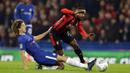 Pemain Chelsea, Ethan Ampadu (kiri) menghalau bola dari kejaran pemain Bournemouth, Jermain Defoe pada laga perempatfinal Piala Liga Inggris di Stamford Bridge stadium, London, (20/12/2017). Chelsea menang 2-1. (AP/Alastair Grant)