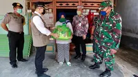 Total ada sekitar 250 pelaku wisata yang menerima bantuan langsung dari Bupati Banyuwangi Abdullah Azwar Anas selaku ketua Gugus Tugas Penanganan Covid-19 Banyuwangi.