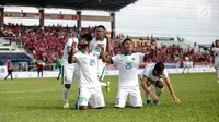 Penyerang timnas Indonesia, Marinus Mariyanto (24) bersama rekan-rekan satu tim melakukan selebrasi seusai membobol gawang Timor Leste pada laga ketiga grup B SEA Games 2017 di Stadion Selayang, Malaysia, Minggu (20/7). (Liputan6.com/Faizal Fanani)