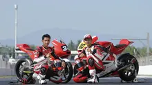 Dua pebalap Indonesia, Andi Gilang dan Dimas Ekky Pratama, melakukan wawancara khusus yang dirilis di situs resmi MotoGP. (MotoGP.com)