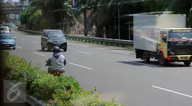 Seorang pengendara motor nekat melawan arus lalu lintas di Tol Cengkareng, Banten, Selasa (22/8). Diduga pengendara ini motor salah membaca rambu jalan, aksi ini terjadi sekitar pukul 13.00 WIB. (Liputan6.com/Helmi Fithriansyah)