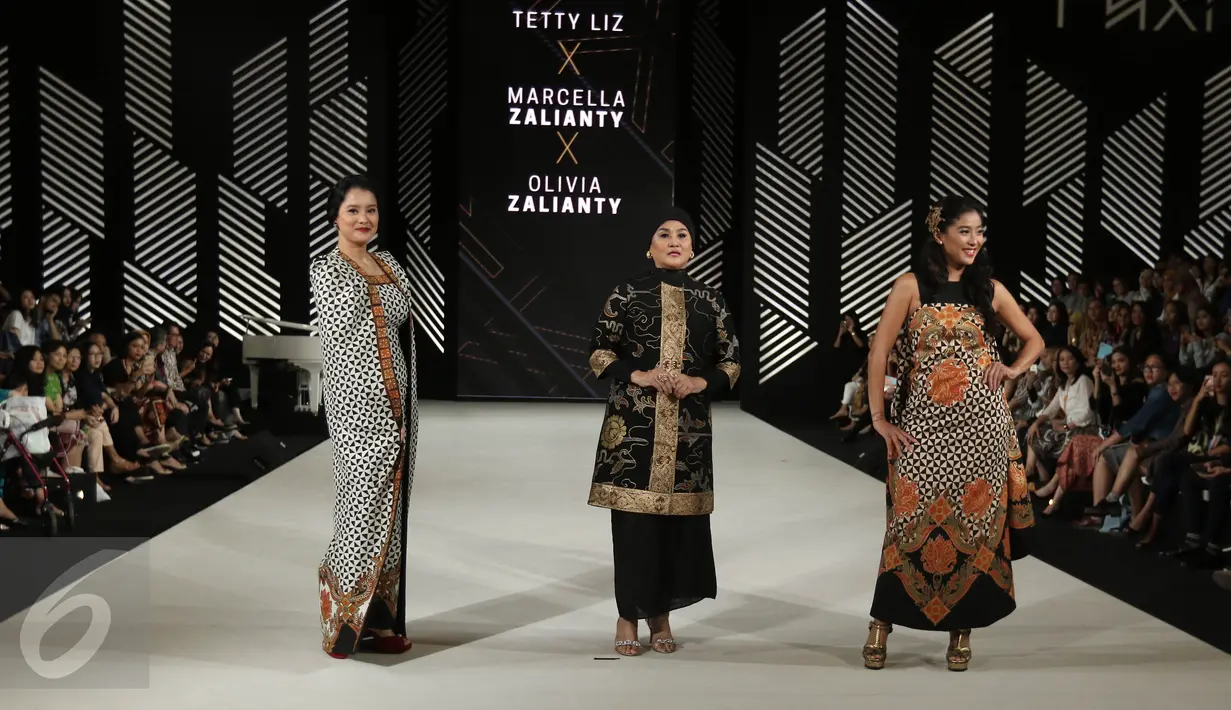Marcella Zalianty, Tetty Liz Indriati bersama Olivia Zalianty berpose mengenakan busana rancangan Era Soekamto  dalam Senayan City Fashion Nation ke-11, Jakarta, Rabu (12/4). Mereka adalah ibu dan anak yang inspiratif. (Liputan6.com/Herman Zakharia)