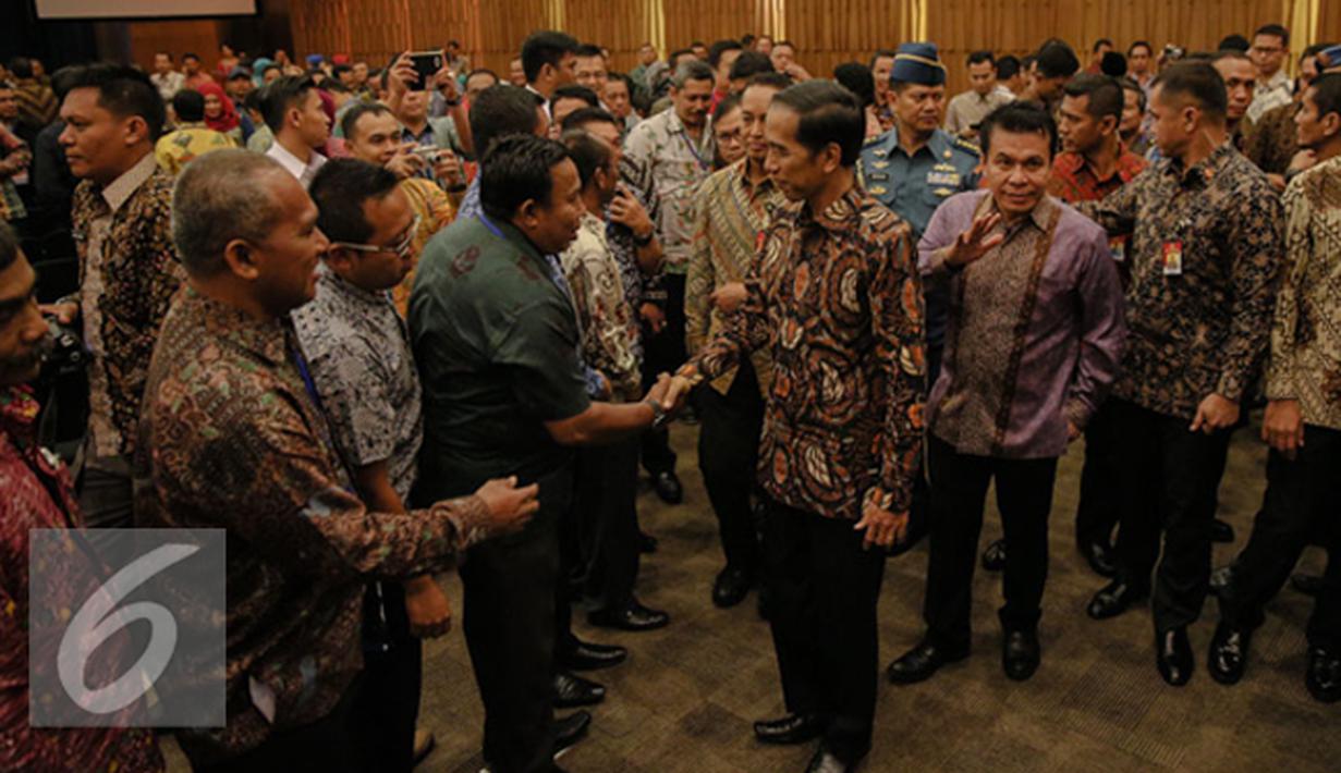 Presiden Joko Widodo menyalami peserta usai membuka Musyawarah Nasional IV Adkasi di Jakarta, Kamis (17/12). Musyawarah nasional ini bertema 'Membangun Indonesia Dari Daerah' dengan dihadiri DPRD Kabupaten seluruh Indonesia. (Liputan6.com/Faisal R Syam)