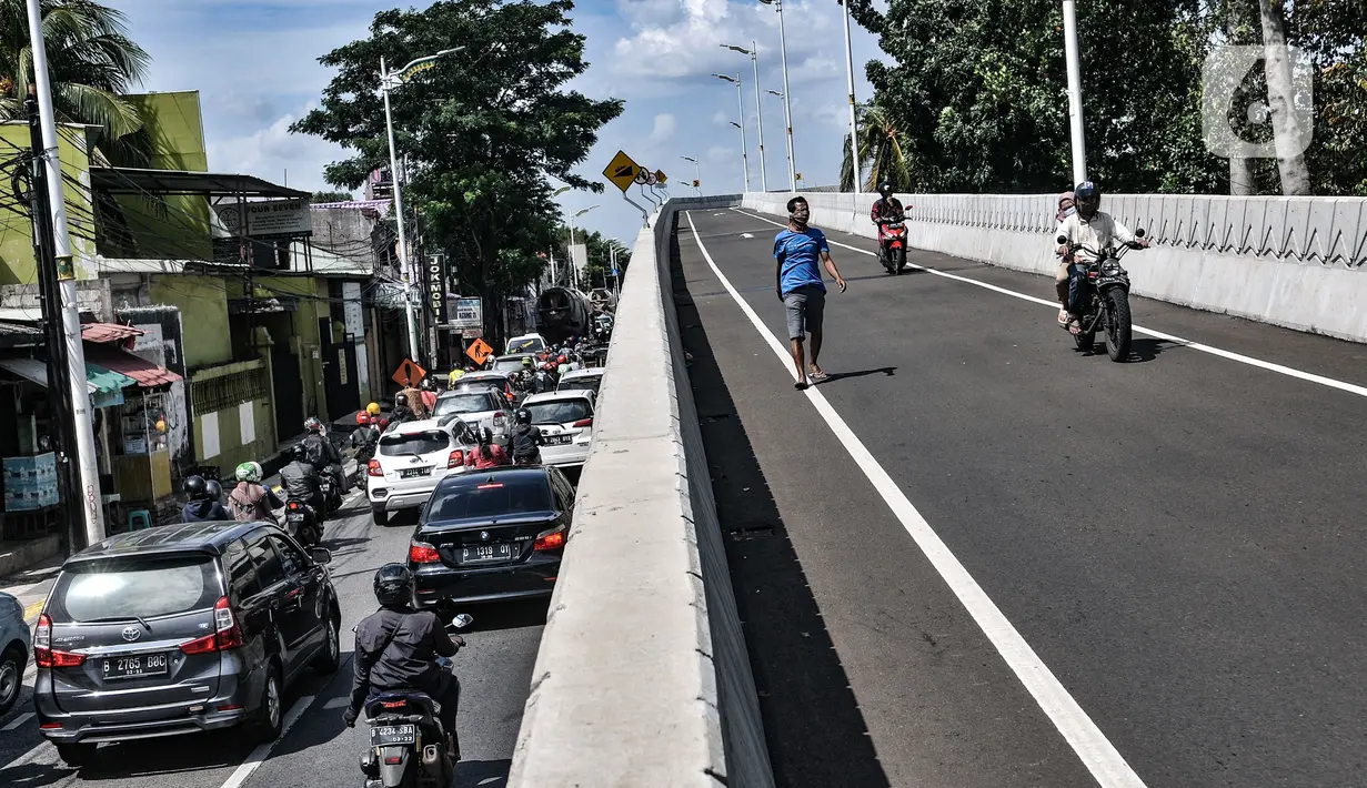 Pengendara motor melintasi akses flyover tapal kuda Lenteng Agung, Jakarta, Minggu (28/2/2021). Banyak pengendara motor nekat menerobos flyover tapal kuda Lenteng Agung utuk mempersingkat jarak tempuh akibat lokasi putar arah yang jauh dan menghindari kemacetan. (merdeka.com/Iqbal S Nugroho)