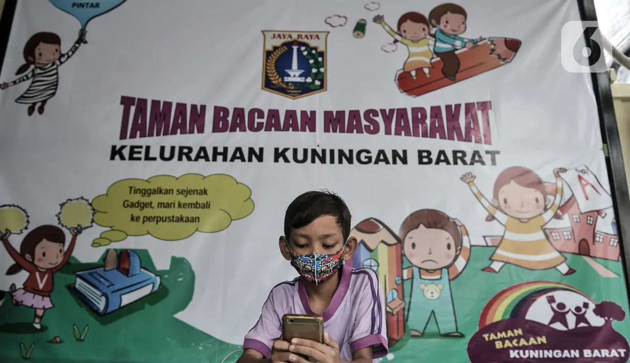 Siswa menggunakan fasilitas wifi saat mengikuti pembelajaran jarak jauh di Balai Warga Kelurahan Kuningan Barat, Mampang Prapatan, Jakarta, Kamis (27/8/2020). Fasilitas wifi gratis dari Kelurahan Kuningan Barat untuk meringankan beban orangtua siswa. (merdeka.com/Iqbal S. Nugroho)