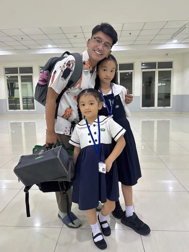 7 Potret Ruben Onsu Semangat Antar Thalia dan Thania Sekolah, Kasih Sayang Seorang Ayah (instagram/ruben_onsu).