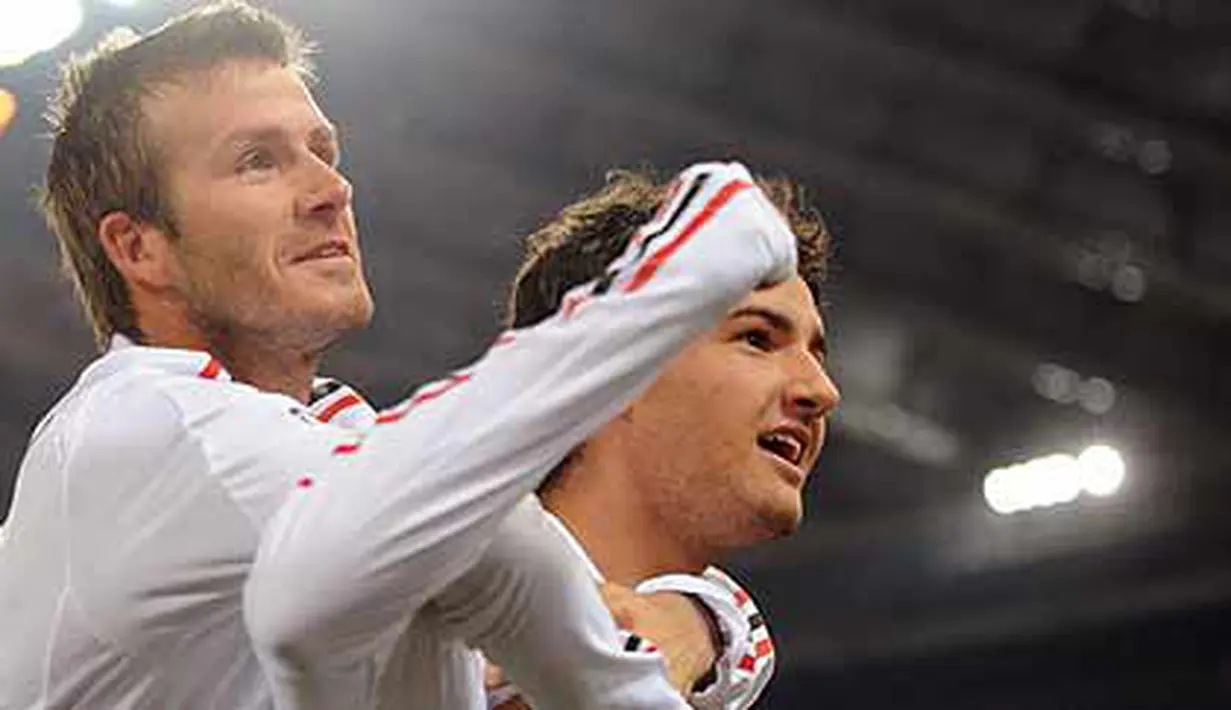 AC Milan's Brazilian Pato celebrates with teammate English midfielder David Beckham after scoring during his team's Italian Serie A football match against AS Roma on January 11, 2009 at Olympic stadium in Rome. AFP PHOTO / ALBERTO PIZZOLI