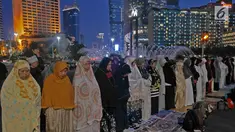 Massa Gerakan Nasional Kedaulatan Rakyat melaksanakan salat magrib di sela aksi unjuk rasa di depan kawasan Bundaran HI, Jakarta, Selasa (21/5/2019). Dalam aksinya, mereka Bawaslu memeriksa hasil Pemilu 2019 yang dinilai banyak terdaopat kecurangan. (Liputan6.com/Herman Zakharia)