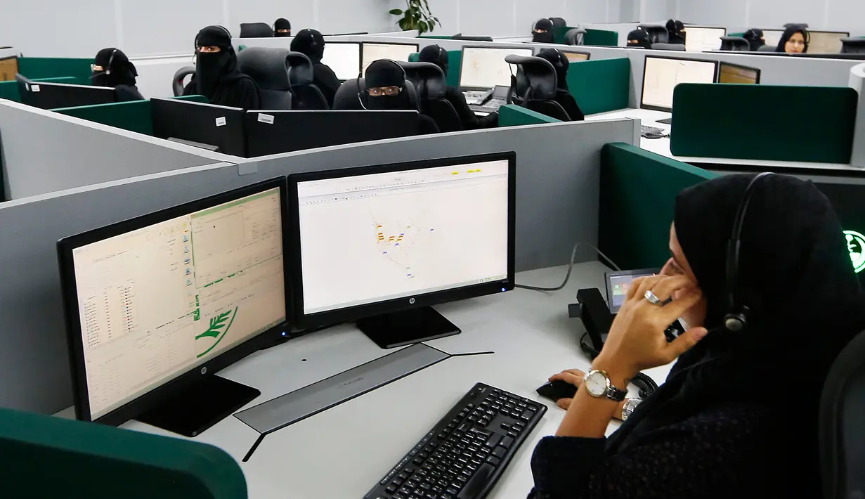 Petugas kepolisian Arab Saudi menerima telepon di Pusat Pemantauan 911, Makkah, Selasa (6/8/2019). Jika Anda menelepon nomor 911 di Arab Saudi, inilah bagian yang pertama kali menerima setiap panggilan darurat. (AP Photo/Amr Nabil)