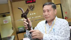 Sejumlah barang seperti keris, sandal, dan topi diterima Syahuri setelah mengikuti upacara adat Minang di Sumatera Barat beberapa waktu lalu.