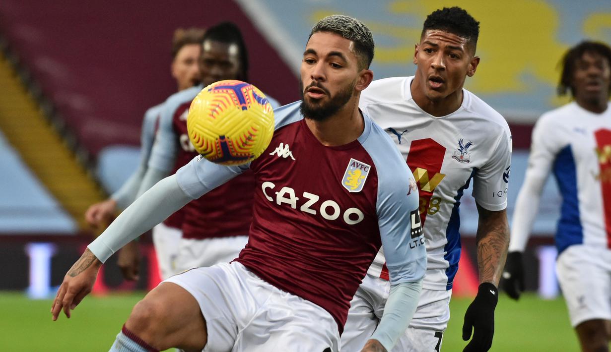 Gelandang Aston Villa, Douglas Luiz (depan), menguasai bola dibayangi bek Crystal Palace, Patrick van Aanholt, dalam laga lanjutan Liga Inggris 2020/21 pekan ke-15 di Villa park, Birmingham, Sabtu (26/12/2020). Aston Villa menang 3-0 atas Crystal Palace. (AFP/Rui Vieira/Pool)