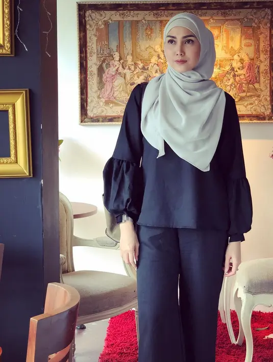 Untuk hijab berwarna abu-abu yang dikenakan Fenita ini modelnya sangat sederhana dan syar i. Pasalnya, Fenita juga menutupi bagian dadanya. Paduan yangpas untuk baju berwarna navy blue ini. (Instagram/fenitarie)