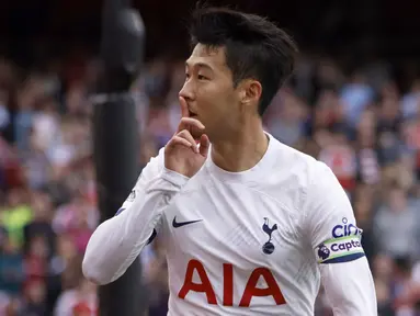 Selebrasi pemain Tottenham Hotspur, Son Heung-min setelah mencetak gol ke gawang Arsenal dalam pertandingan pekan keenam Liga Inggris 2023/2024 yang berlangsung di Emirates stadium, Minggu (24/9/2023). Pertandingan yang dikenal dengan derbi London Utara tersebut berakhir imbang 2-2 dimana Son mencetak dua gol untuk Tottenham Hotspur. (AP Photo/David Cliff)