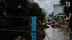 Suasana pengerukan Kali Krukut di Kawasan Kebayoran Baru, Jakarta, Rabu (13/12). Pengerukan dilakukan untuk membersihkan sedimen lumpur penghambat laju arus air yang berpotensi menimbulkan banjir pada musim hujan. (Liputan6.com/Faizal Fanani)