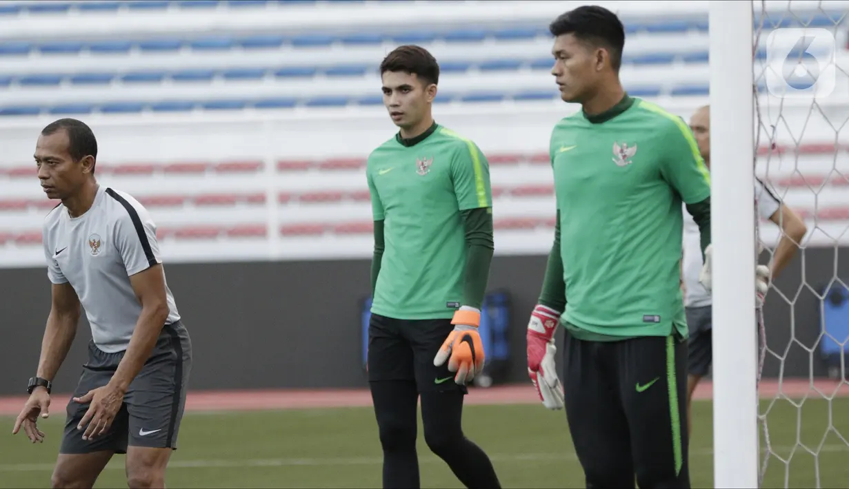 Pelatih kiper Timnas Indonesia U-22, Hendro Kartiko, memberikan instruksi saat latihan di Stadion Rizal Memorial, Manila, Senin (25/11/2019). Latihan ini persiapan jelang laga SEA Games 2019 melawan Thailand. (Bola.com/M Iqbal Ichsan)