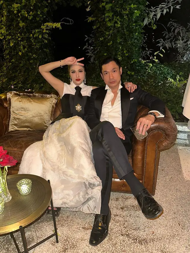 Sandra Dewi terlihat mesra dengan sang suami