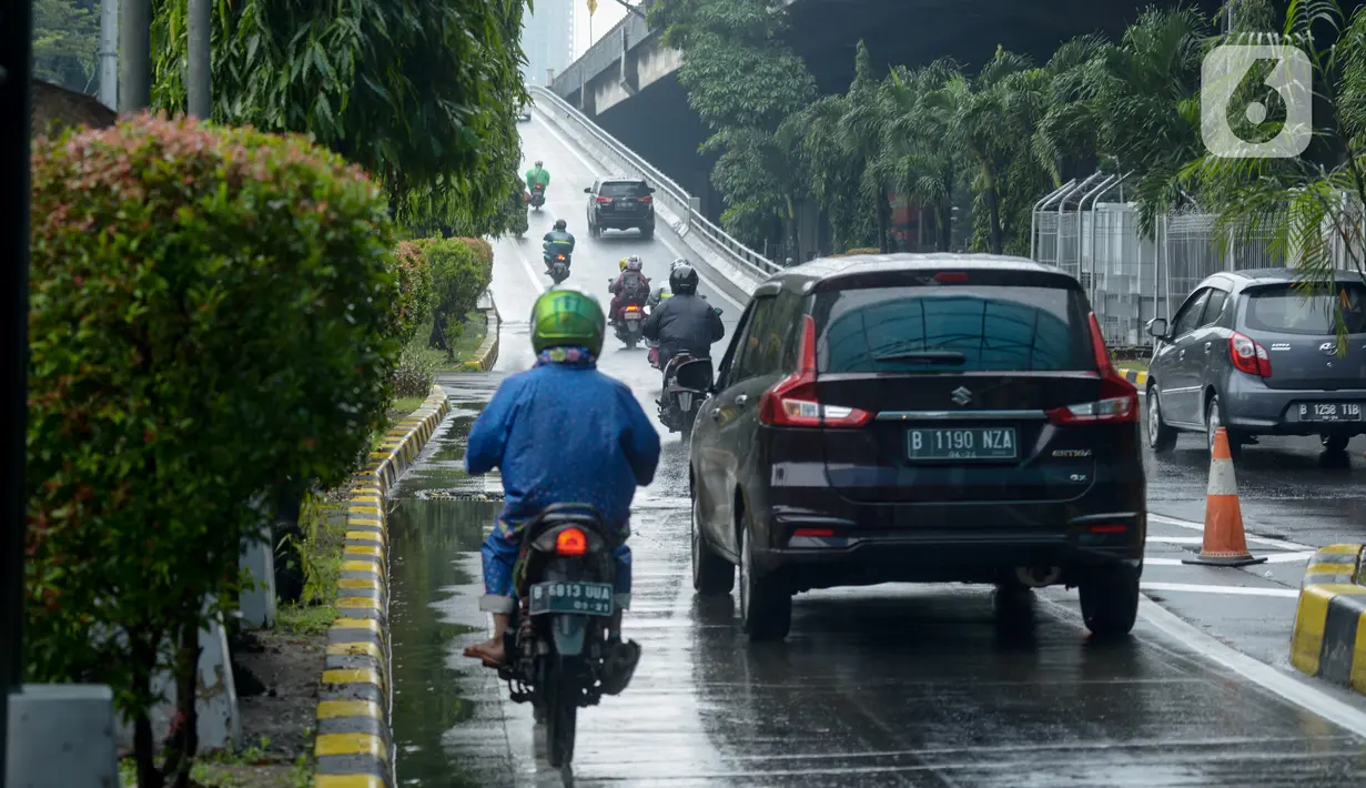 Pengendara sepeda motor memasuki Tol Pulomas, Jakarta, Sabtu (8/2/2020). Pengendara sepeda motor memasuki Tol Pulomas lantaran Jalan Ahmad Yani perempatan Gudang Garam terendam banjir setinggi lutut orang dewasa. (merdeka.com/Imam Buhori)