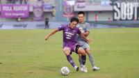 Pemain Persebaya Surabaya, Sho Yamamoto, berusaha melewati pemain Persita Tangerang, Bae Sin-yeong, pada laga Liga 1 di Stadion Indomilk Arena, Tangerang, Rabu (18/1/2023). Persebaya menang dengan skor 5-0. (Bola.com/M Iqbal Ichsan)