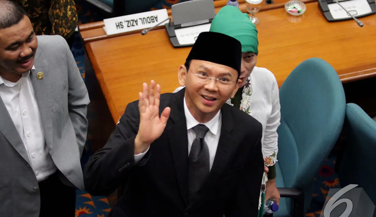 Gubernur DKI Jakarta Basuki Tjahaja Purnama melambaikan tangan kepada awak media, Jakarta, Senin (12/1/2015). (Liputan6.com/Faizal Fanani)