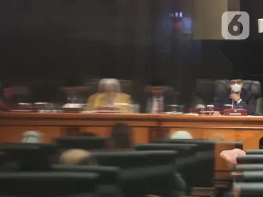 Gubernur DKI Jakarta Anies Baswedan saat mengikuti sidang paripurna di Gedung DPRD DKI Jakarta, Selasa (13/9/2022). DPRD DKI Jakarta menggelar rapat paripurna pengumuman masa akhir kepemimpinan Gubernur DKI Jakarta Anies Baswedan - Ahmad Riza Patria 30 hari sebelum masa tugas berakhir. Rapat paripurna pengumuman pemberhentian Anies ini dilakukan sesuai Surat Edaran Kementerian Dalam Negeri Nomor 131/2188/OTDA. (Liputan6.com/Herman Zakharia)