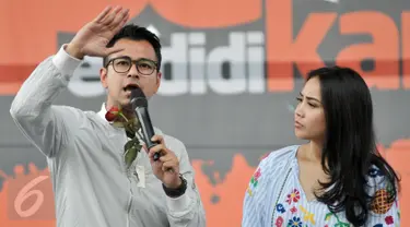 Selebritis Rafi Ahmad dan Nagita saat mengisi acara Pesta Pendidikan untuk memperingati Hari Pendidikan Nasional di RPTRA Kalijodo, Jakarta, Selasa (2/5). (Liputan6.com/Yoppy Renato)