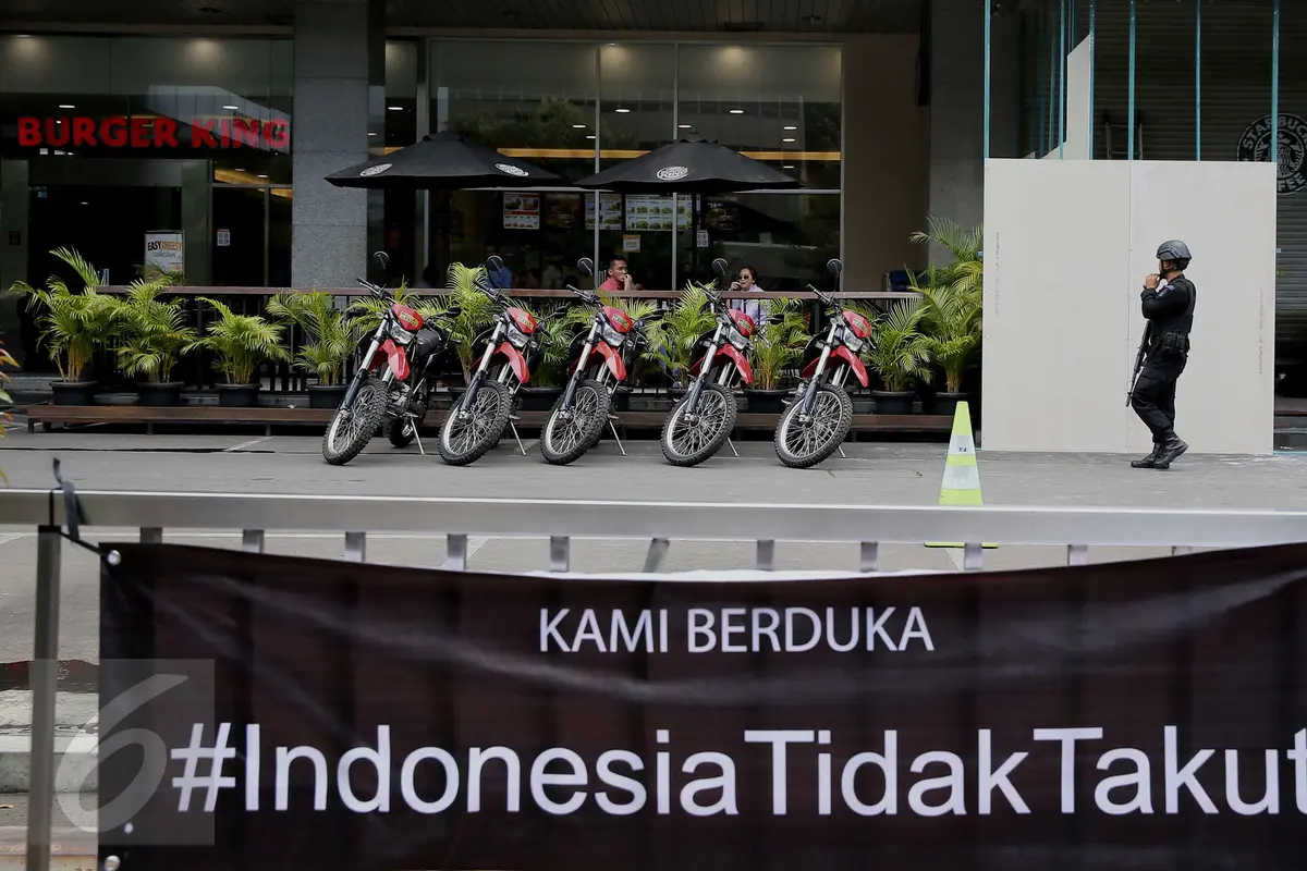 20160116-Polisi Bersenjata Lengkap Jaga Lokasi Ledakan Teror Jakarta