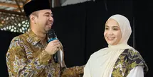 Nagita Slavina di awal tahun 2026 ini tampil berbeda saat mendampingi Raffi Ahmad. Ia tampil dengan kerudung pashmina warna yellow butter. [@raffinagita1717]