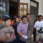 Polisi memperlihatkan alat bukti pengeroyokan suporter Persija Jakarta. (Liputan6.com/Huyogo Simbolon)