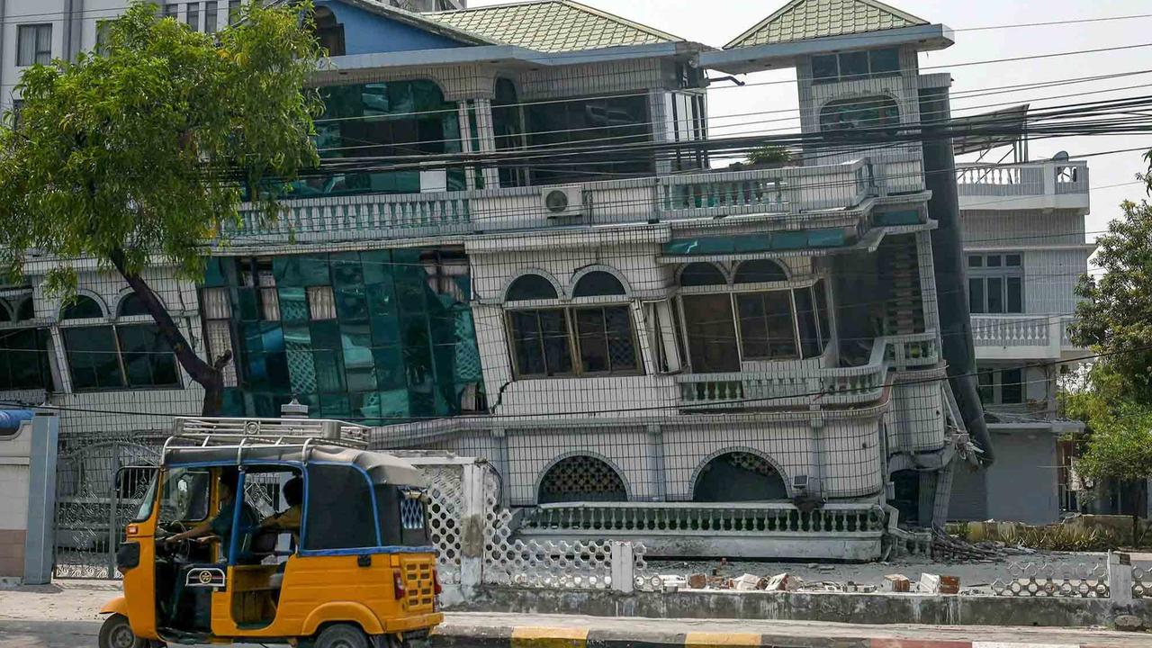 FOTO: Tim SAR Mencari Korban Selamat di Mandalay, Kota dengan Kerusakan Paling Parah Akibat Gempa di Myanmar