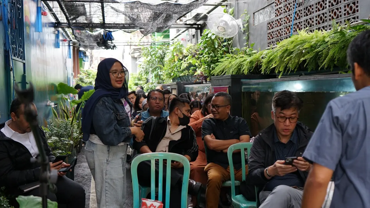 Mahasiswa Fakultas Hukum Universitas Pelita Harapan (UPH) Jakarta melakukan kegiatan pembelajaran lapangan di RT 08 RW 04 Malaka Jaya, Duren Sawit, Jakarta Timur, Sabtu (24/1).