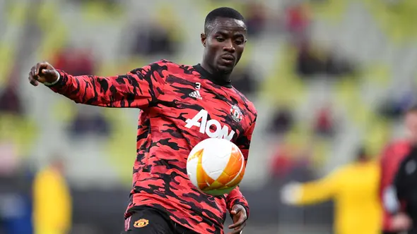 Eric Bailly. Akibat sering dilanda cedera, perlahan ia mulai tergusur dari skuat utama Mancester United sejak musim lalu. Situasi menjadi lebih rumit usai kedatangan Raphael Varane. Dengan harga hanya 10 juta euro, Newcastle United diyakini akan bergerak cepat menariknya. (AFP/Pool/Adam Warzawa)
