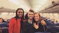 Momen mengesankan Nick Boucher yang melamar sang kekasih di pesawat. (dok. Instagram @southwestair/https://www.instagram.com/p/B8e-bDMlbNC//Adhita Diansyavira)