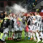 Para pemain Juventus merayakan keberhasilan mereka meraih gelar juara Coppa Italia 2020/2021 setelah menang 2-1 atas Atalanta dalam laga final yang digelar di Stadion Mapei, Kamis (20/5/2021) dini hari WIB. (MIGUEL MEDINA / AFP)