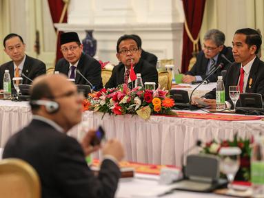Presiden Jokowi saat rapat dengan Presiden Mesir Abdel Fattah Al Sisi di Istana Merdeka, Jakarta, Jumat (4/9/2015). Rapat tersebut membahas kerjasama ekonomi antara Mesir dengan indonesia. (Liputan6.com/Faizal Fanani)