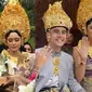 6 Potret Pernikahan Laura Theux dan Indra Brotolaras, Kental Adat Bali (Sumber: Instagram/laura_theux)