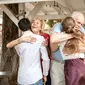 Ilustrasi memeluk orang tua. (Photo by RODNAE Productions: https://www.pexels.com/photo/an-elderly-couple-embracing-their-son-and-daughter-6148876/)