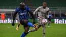 Striker Inter Milan, Romelu Lukaku, melepaskan umpan dalam laga lanjutan Liga Champions 2020/21 Grup B melawan Shakhtar Donetsk di San Siro Stadium, Rabu (9/12/2020). Inter Milan bermain imbang 0-0 dengan Shakhtar Donetsk. (AFP/Marco Bertorello)