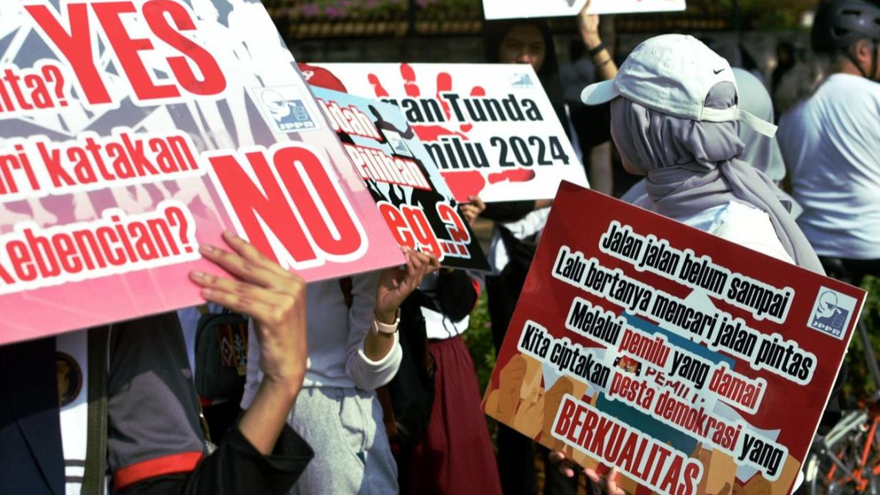 Sejumlah aktivis warga membawa poster bertuliskan sosialisasi Pemilu 2024, di area Hari Bebas Kendaraan Bermotor (HBKB) di Bundaran Hotel Indonesia, Jakarta, Minggu (20/8/2023).