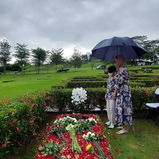 Peringati 1 Tahun Kepergian Ashraf Sinclair, Ini 6 Momen BCL Ziarah ke Makam Suami