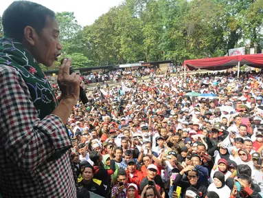 Calon presiden Joko Widodo menggelar kampanye di lapangan Situ Buleud Kota Purwakarta, Jawa Barat, Selasa (17/6/14). (Liputan6.com/Herman Zakharia)